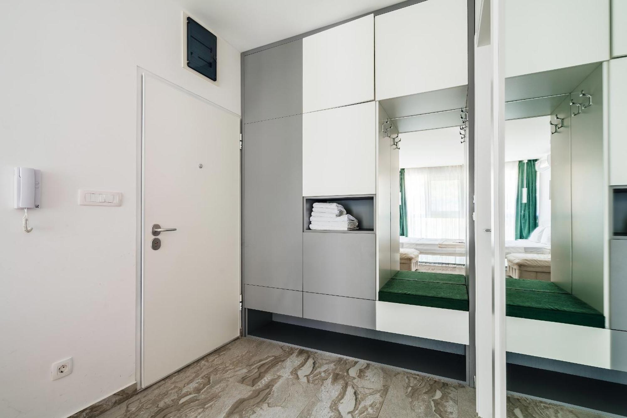 Aura Tower Aparments By In *
