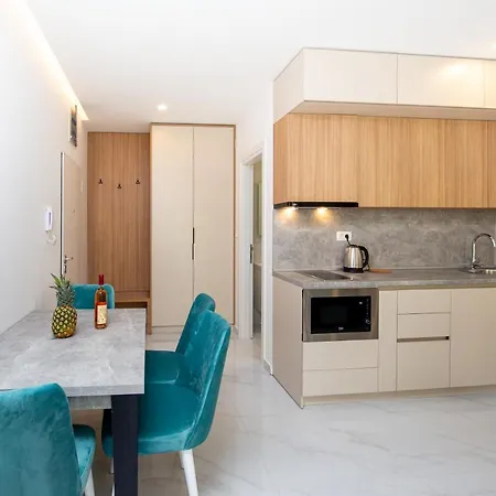 Aura Tower Aparments By In Property Rafailovici Exterior photo