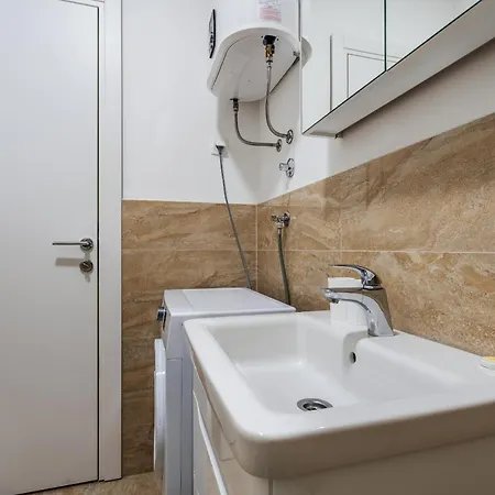 Aura Tower Aparments By In Property Rafailovici Exterior photo