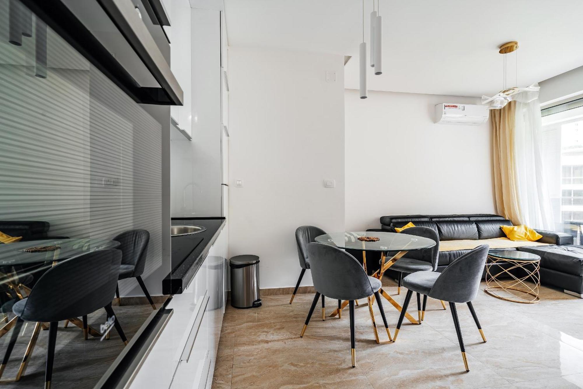 Aura Tower Aparments By In *