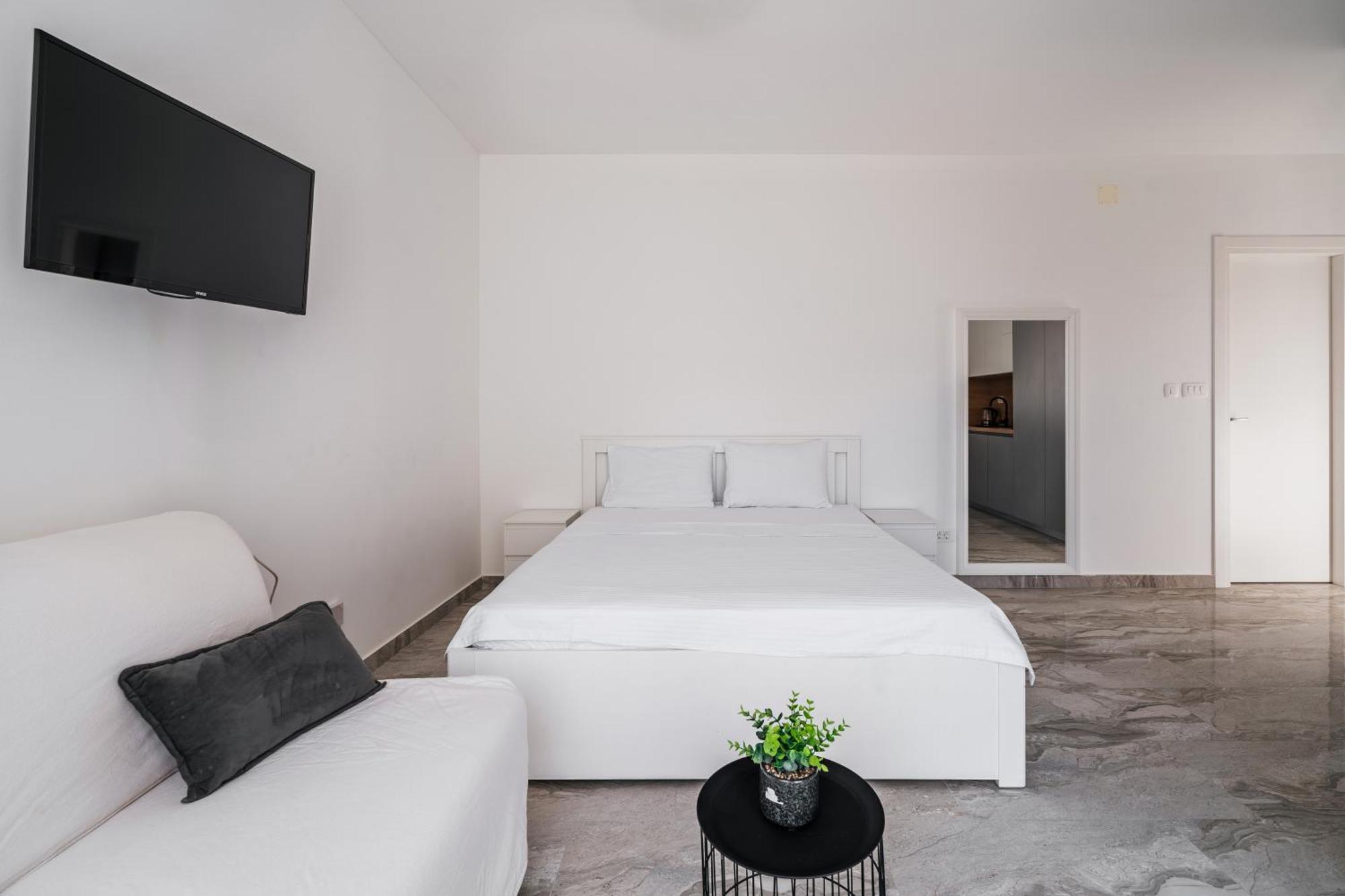 Aura Tower Aparments By In Rafailovici